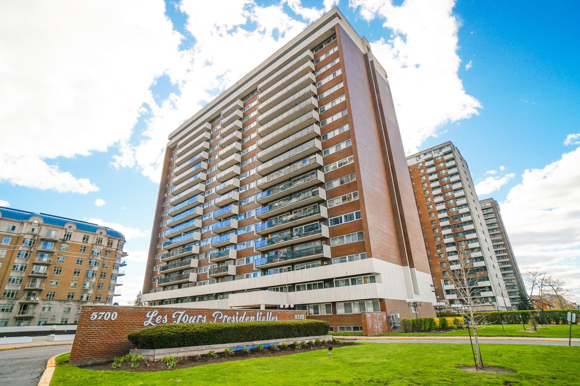 5720 Boul. Cavendish 1903, CôteSaintLuc, H4W1S9 Condos de luxe à