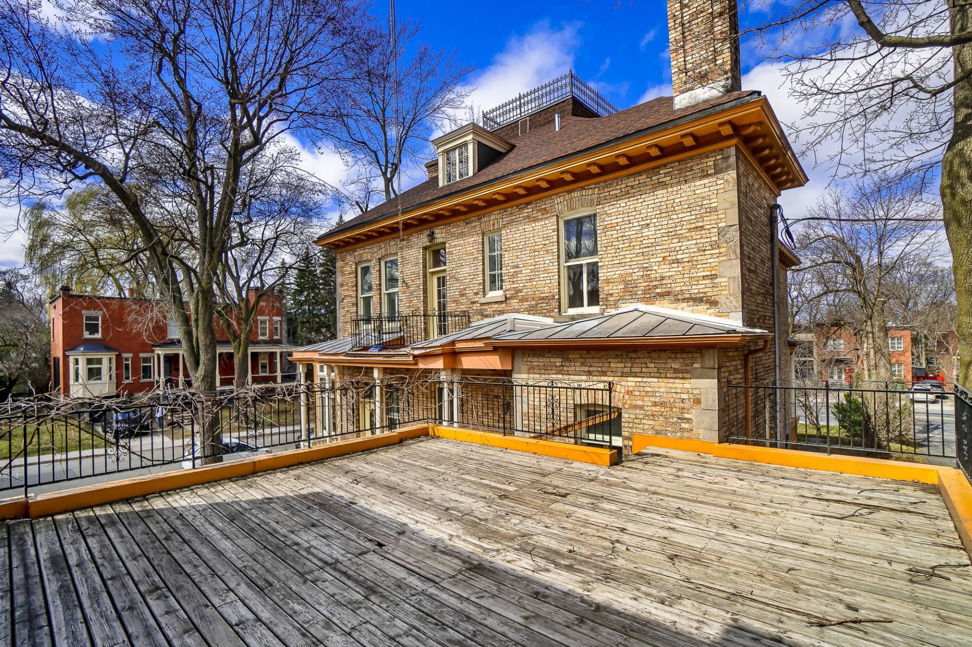 718 Ch. de la CôteSteCatherine, Outremont (Montréal), H3T1A2 Agence